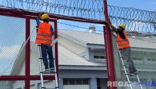 Caption: perketat sistem pengawasan dan keamanan, pemasangan cctv dilakukan dibeberapa titik di lingkungan Lapas Narkotika Pamekasan. 