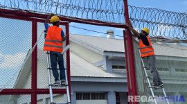 Caption: perketat sistem pengawasan dan keamanan, pemasangan cctv dilakukan dibeberapa titik di lingkungan Lapas Narkotika Pamekasan. 