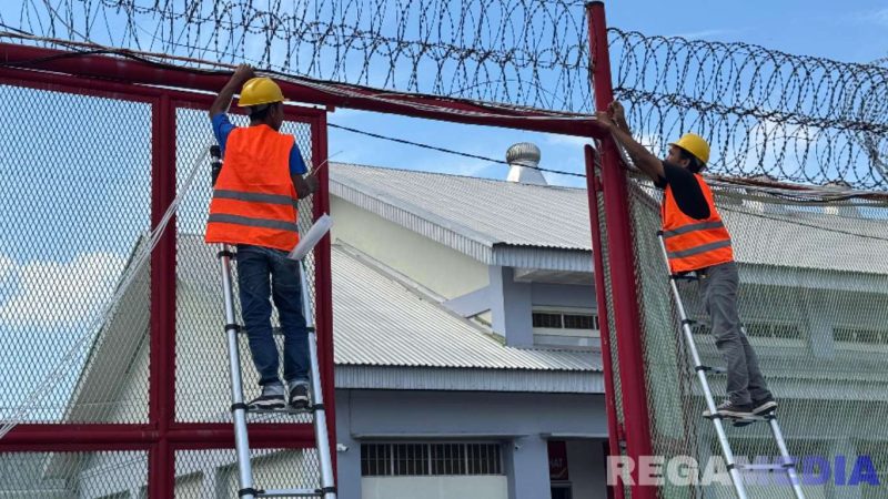 Caption: perketat sistem pengawasan dan keamanan, pemasangan cctv dilakukan dibeberapa titik di lingkungan Lapas Narkotika Pamekasan. 