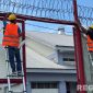 Caption: perketat sistem pengawasan dan keamanan, pemasangan cctv dilakukan dibeberapa titik di lingkungan Lapas Narkotika Pamekasan. 