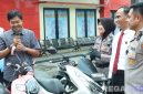 Caption: Kapolres Bangkalan didampingi Kasat Reskrim dan Kasi Humas kembalikan motor warga Surabaya yang hilang dicuri 6 tahun silam, (sumber foto: Humas Polres Bangkalan). 