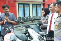 Caption: Kapolres Bangkalan didampingi Kasat Reskrim dan Kasi Humas kembalikan motor warga Surabaya yang hilang dicuri 6 tahun silam, (sumber foto: Humas Polres Bangkalan). 