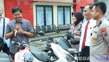 Caption: Kapolres Bangkalan didampingi Kasat Reskrim dan Kasi Humas kembalikan motor warga Surabaya yang hilang dicuri 6 tahun silam, (sumber foto: Humas Polres Bangkalan). 