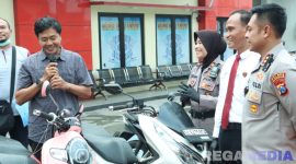 Caption: Kapolres Bangkalan didampingi Kasat Reskrim dan Kasi Humas kembalikan motor warga Surabaya yang hilang dicuri 6 tahun silam, (sumber foto: Humas Polres Bangkalan). 