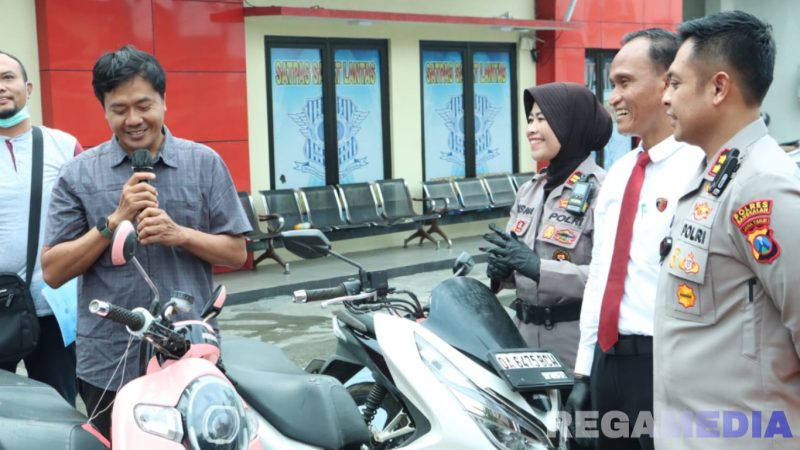 Caption: Kapolres Bangkalan didampingi Kasat Reskrim dan Kasi Humas kembalikan motor warga Surabaya yang hilang dicuri 6 tahun silam, (sumber foto: Humas Polres Bangkalan). 