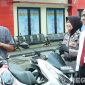 Caption: Kapolres Bangkalan didampingi Kasat Reskrim dan Kasi Humas kembalikan motor warga Surabaya yang hilang dicuri 6 tahun silam, (sumber foto: Humas Polres Bangkalan). 