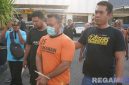 Caption: inisial ZA, tersangka penganiayaan kurir JNT yang viral tampak memakai baju tahanan Polres Pamekasan, (dok. regamedianews). 
