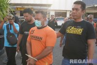 Caption: inisial ZA, tersangka penganiayaan kurir JNT yang viral tampak memakai baju tahanan Polres Pamekasan, (dok. regamedianews). 