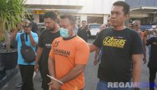 Caption: inisial ZA, tersangka penganiayaan kurir JNT yang viral tampak memakai baju tahanan Polres Pamekasan, (dok. regamedianews). 