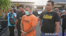 Caption: inisial ZA, tersangka penganiayaan kurir JNT yang viral tampak memakai baju tahanan Polres Pamekasan, (dok. regamedianews). 