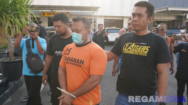 Caption: inisial ZA, tersangka penganiayaan kurir JNT yang viral tampak memakai baju tahanan Polres Pamekasan, (dok. regamedianews). 