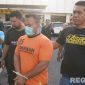 Caption: inisial ZA, tersangka penganiayaan kurir JNT yang viral tampak memakai baju tahanan Polres Pamekasan, (dok. regamedianews). 