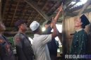 Caption: pihak keluarga menunjukkan lokasi ditemukannya korban dalam kondisi gantung diri didalam kandang sapi, (sumber foto: Polsek Palengaan). 