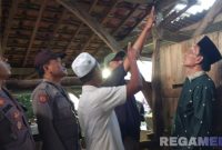 Caption: pihak keluarga menunjukkan lokasi ditemukannya korban dalam kondisi gantung diri didalam kandang sapi, (sumber foto: Polsek Palengaan). 