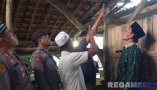 Caption: pihak keluarga menunjukkan lokasi ditemukannya korban dalam kondisi gantung diri didalam kandang sapi, (sumber foto: Polsek Palengaan). 
