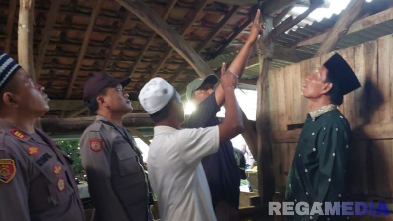 Caption: pihak keluarga menunjukkan lokasi ditemukannya korban dalam kondisi gantung diri didalam kandang sapi, (sumber foto: Polsek Palengaan). 