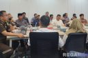 Caption: pihak Kejaksaan saat memberikan pembinaan taat hukum kepada nasabah dan Relationship Manager BRI Cabang Bangkalan. 