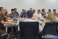 Caption: pihak Kejaksaan saat memberikan pembinaan taat hukum kepada nasabah dan Relationship Manager BRI Cabang Bangkalan. 