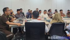 Caption: pihak Kejaksaan saat memberikan pembinaan taat hukum kepada nasabah dan Relationship Manager BRI Cabang Bangkalan. 