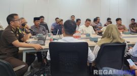 Caption: pihak Kejaksaan saat memberikan pembinaan taat hukum kepada nasabah dan Relationship Manager BRI Cabang Bangkalan. 