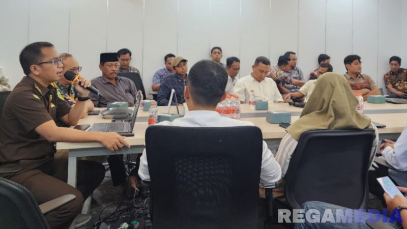 Caption: pihak Kejaksaan saat memberikan pembinaan taat hukum kepada nasabah dan Relationship Manager BRI Cabang Bangkalan. 