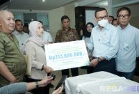 Caption: Menteri P2MI Abdul Kadir Karding, menyerahkan santunan jaminan sosial kepada keluarga PMI dari BPJS Ketenagakerjaan, (foto istimewa). 