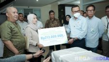 Caption: Menteri P2MI Abdul Kadir Karding, secara simbolis menyerahkan santunan jaminan sosial kepada keluarga PMI dari BPJS Ketenagakerjaan, (foto istimewa). 