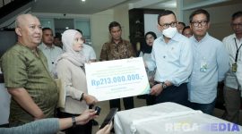 Caption: Menteri P2MI Abdul Kadir Karding, menyerahkan santunan jaminan sosial kepada keluarga PMI dari BPJS Ketenagakerjaan, (foto istimewa). 