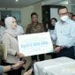 Caption: Menteri P2MI Abdul Kadir Karding, menyerahkan santunan jaminan sosial kepada keluarga PMI dari BPJS Ketenagakerjaan, (foto istimewa). 