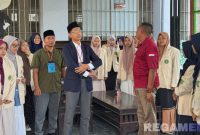 Caption: bersama dosen pendamping, mahasiswi Universitas Annuqayah Fakultas Ushuluddin Sumenep diberi arahan petugas Lapas Narkotika Pamekasan. 