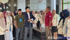 Caption: bersama dosen pendamping, mahasiswi Universitas Annuqayah Fakultas Ushuluddin Sumenep diberi arahan petugas Lapas Narkotika Pamekasan. 