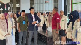 Caption: bersama dosen pendamping, mahasiswi Universitas Annuqayah Fakultas Ushuluddin Sumenep diberi arahan petugas Lapas Narkotika Pamekasan. 