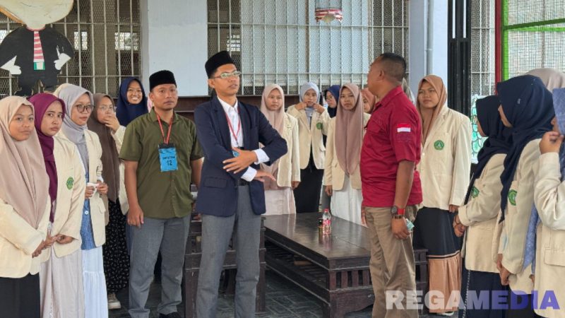 Caption: bersama dosen pendamping, mahasiswi Universitas Annuqayah Fakultas Ushuluddin Sumenep diberi arahan petugas Lapas Narkotika Pamekasan. 