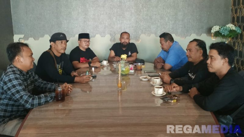 Caption: rapat pembentukan panitia pemilihan Ketua Persatuan Wartawan Sampang (PWS) periode 2025-2027, (dok. regamedianews). 