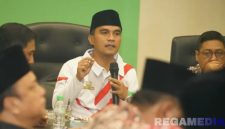 Caption: Bupati Bangkalan (Lukman Hakim). 