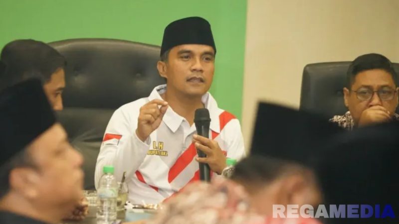 Caption: Bupati Bangkalan (Lukman Hakim). 