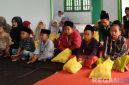 Caption: potret sejumlah anak yatim setelah menerima santunan dari LAZISNU MWCNU Omben, Sampang, (dok. regamedianews). 