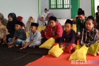 Caption: potret sejumlah anak yatim setelah menerima santunan dari LAZISNU MWCNU Omben, Sampang, (dok. regamedianews). 
