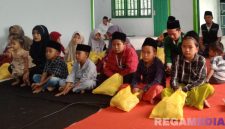 Caption: potret sejumlah anak yatim setelah menerima santunan dari LAZISNU MWCNU Omben, Sampang, (dok. regamedianews). 
