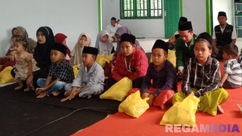 Caption: potret sejumlah anak yatim setelah menerima santunan dari LAZISNU MWCNU Omben, Sampang, (dok. regamedianews). 
