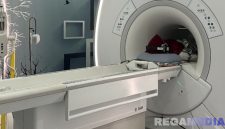 Caption: mulai beroperasi, tampak seorang pasien mendapat pelayanan mesin MRI RSUD dr.Mohammad Zyn Sampang, (dok. regamedianews). 