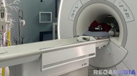 Caption: mulai beroperasi, tampak pasien mendapat layanan MRI RSUD dr.Mohammad Zyn Sampang, (dok. regamedianews). 