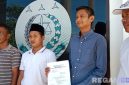 Caption: aktivis Sekoci tunjukkan arsip surat laporan proyek diduga fiktif, usai melapor ke Kejaksaan Negeri Sampang, (dok. regamedianews). 