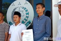 Caption: aktivis Sekoci tunjukkan arsip surat laporan terkait proyek diduga fiktif, usai melapor ke Kejaksaan Negeri Sampang, (dok. regamedianews). 