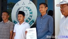Caption: aktivis Sekoci tunjukkan arsip surat laporan proyek diduga fiktif, usai melapor ke Kejaksaan Negeri Sampang, (dok. regamedianews). 