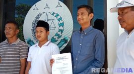 Caption: aktivis Sekoci tunjukkan arsip surat laporan terkait proyek diduga fiktif, usai melapor ke Kejaksaan Negeri Sampang, (dok. regamedianews). 