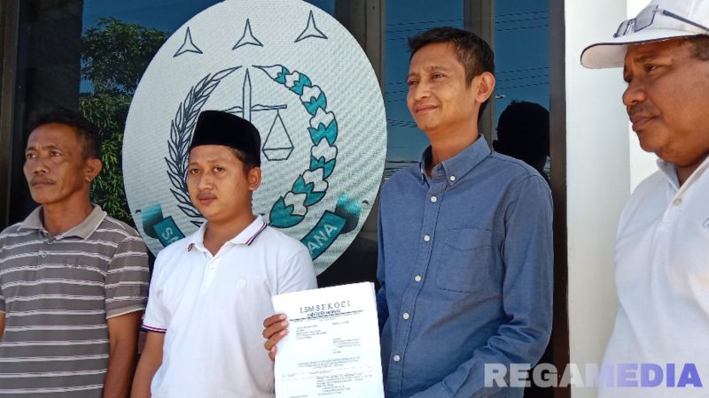 Caption: aktivis Sekoci tunjukkan arsip surat laporan terkait proyek diduga fiktif, usai melapor ke Kejaksaan Negeri Sampang, (dok. regamedianews). 