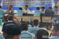 Caption: proses skrining rehabilitasi terhadap ratusan narapidana Lapas Narkotika Pamekasan. 
