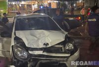 Caption: mobil Daihatsu Ayla yang terlibat kecelakaan adu banteng dengan sepeda motor, tampak ringsek, (sumber foto: Humas Polres Sampang). 