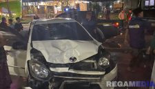 Caption: mobil Daihatsu Ayla yang terlibat kecelakaan adu banteng dengan sepeda motor, tampak ringsek, (sumber foto: Humas Polres Sampang). 